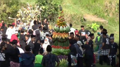 Lestarikan Budaya Leluhur, Warga Ampeldento Malang Gelar Sedekah Bumi Jabutan Gunungan Tumpeng