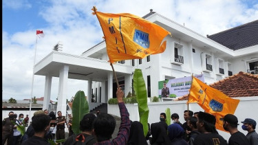 Bawa Pohon Pisang, Mahasiswa Tuntut Penyelesaiaan Kasus Dugaan Korupsi Program Pembibitan Pisang Mas Kirana 2020