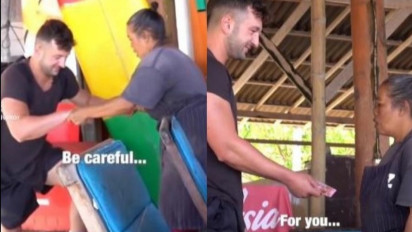 Menangis Karena Bisa Membantu, Bule Berikan Uang Rp5 Juta ke Seorang Nenek-nenek, Buat Netizen Terharu