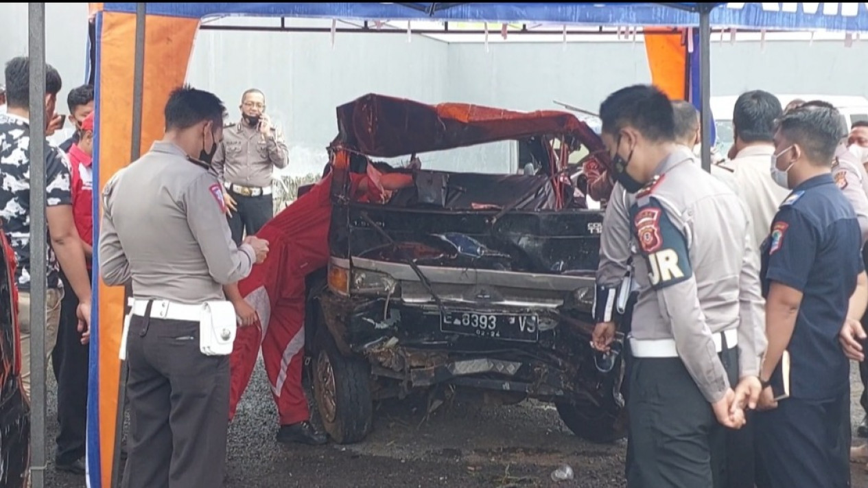 Polisi Periksa Mobil Pikap yang Terjun ke Jurang dan Tewaskan 8 Orang
            - galeri foto