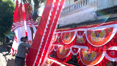 Pedagang Bendera Musiman Asal Garut Cari Peruntungan di Lumajang, Jelang Perayaan HUT RI ke 77