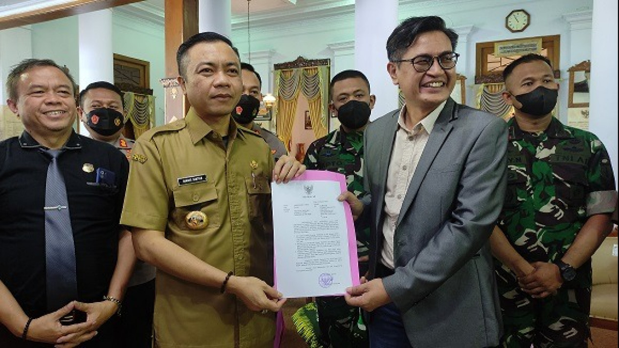 Pemkab Blitar Resmi Tutup Padepokan Nur Dzat Sejati Milik Gus Samsudin
            - galeri foto