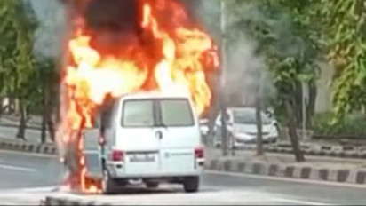 Mobil VW Terbakar Hebat di Jalan Ring Road Yogyakarta