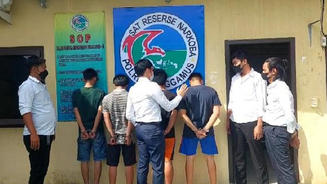 Konsumsi Sabu, Oknum ASN di Tanggamus Lampung Ditangkap Polisi Bersama 3 Rekannya
            - galeri foto
