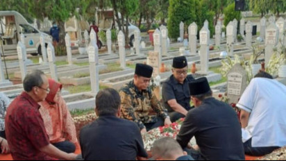 Sambangi Makam Sekjen Senior Tjahjo Kumolo, Sekjen PDI Perjuangan Hasto Kristiyanto: Beliau Membangun Perrsahabatan yang Tulus