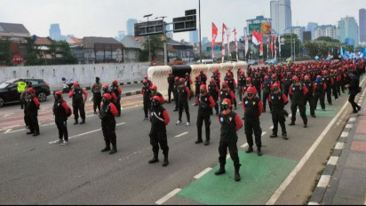 Unjuk Rasa, Buruh Tutup Jalan Gatot Subroto Depan Gedung Parlemen