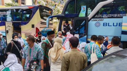 Tiba di Salatiga, Jamaah Haji Kloter 37 Disambut Keluarga