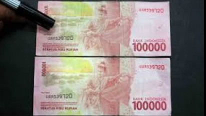 Sejumlah Bukti Ditemukan Dua Tersangka Pencetak Uang Palsu Dibekuk Polisi