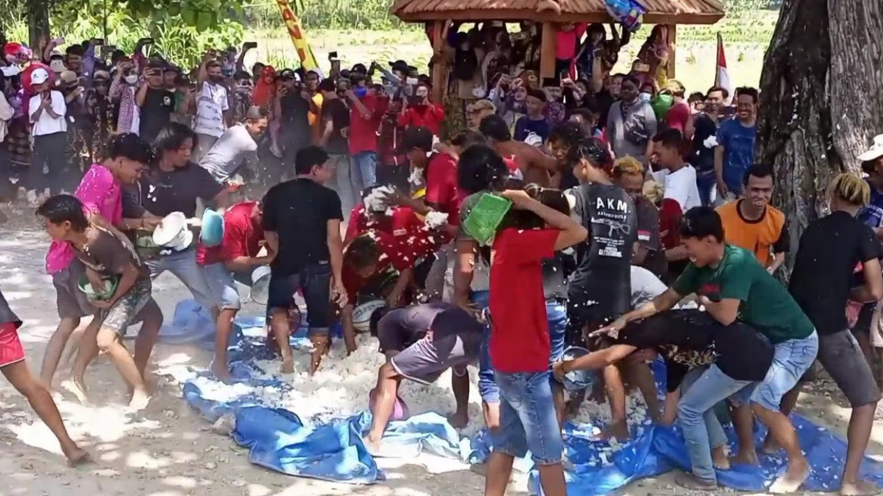 Serunya Puluhan Warga Tawuran Nasi Dalam Tradisi Sedekah Bumi di Rembang
            - galeri foto