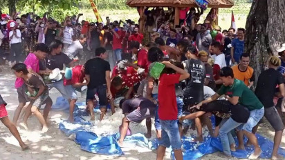 Serunya Puluhan Warga Tawuran Nasi Dalam Tradisi Sedekah Bumi di Rembang