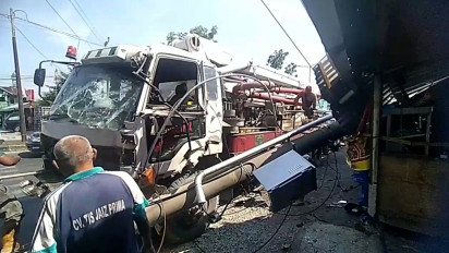 Akibat Rem Blong, Truk Crane Tabrak Tiang Listrik dan Rusak Rumah Makan