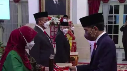Presiden Jokowi Anugerahkan Tanda Kehormatan RI di Istana Negara