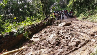 Tebing Longsor, Jalur Perbukitan Piket Nol Lumajang Macet Total