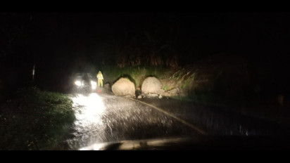 Hujan Deras Mengguyur Kabupaten Pacitan, Batu Besar Longsor Tutup Jalur Lintas Selatan