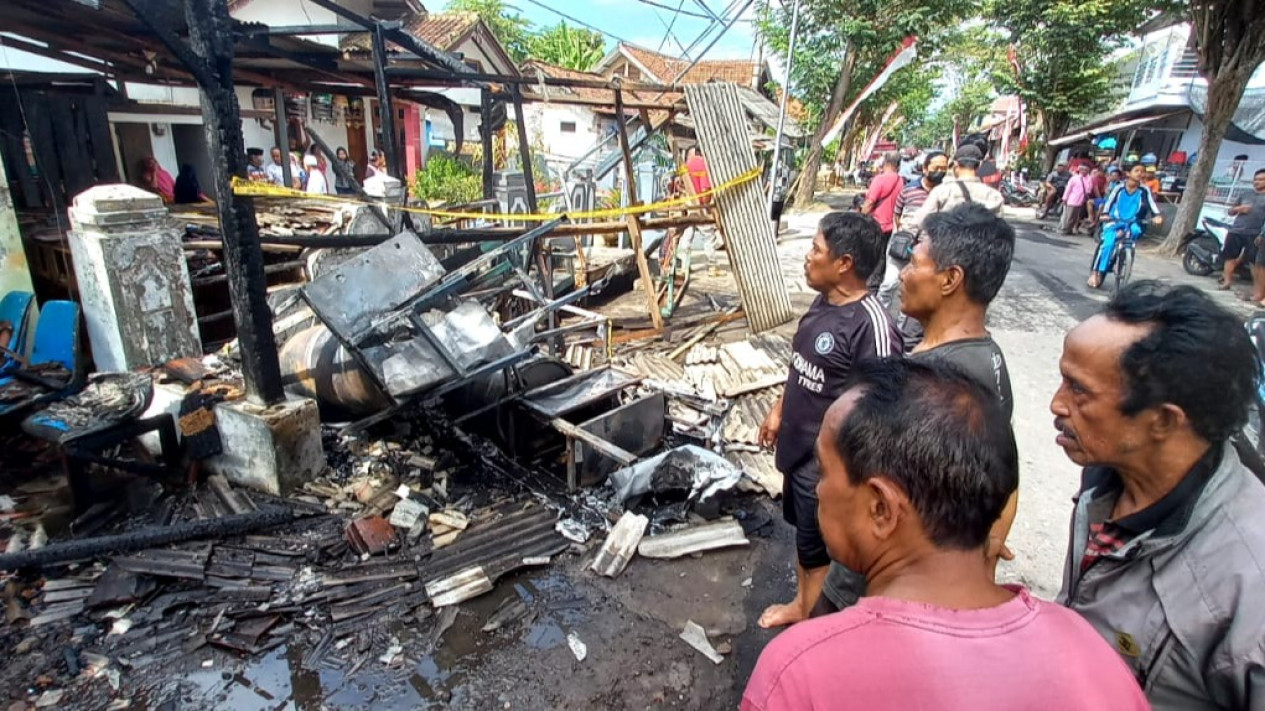 Diduga Korsleting, Kios Pertamini Ludes Terbakar
            - galeri foto