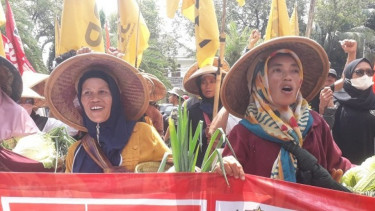 Ratusan Orang dari Partai Buruh Tiba di KPU untuk Daftar Pemilu 2024