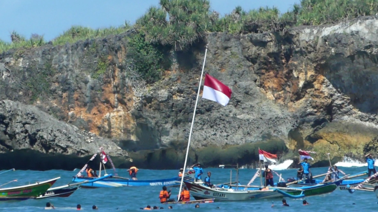 Jangan Lupa! Ada Pengibaran Bendera di Tengah Laut pada 17 Agustus Mendatang
            - galeri foto