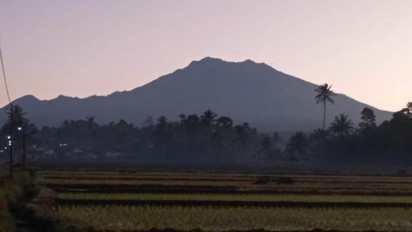 Berstatus Waspada, Pendaki Dilarang Kibarkan Bendera Merah Putih di Puncak Raung
