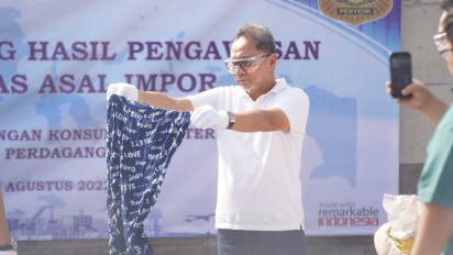 Mendag Zulkifli Hasan Musnahkan 750 Bal Pakaian Bekas Senilai Rp 8,5 Miliar