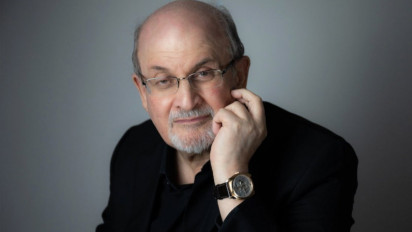 Penghina Nabi Muhammad dan Penulis "Ayat-Ayat Setan" Salman Rushdie Kritis setelah Ditikam Berkali-kali di New York