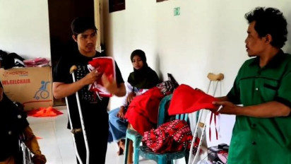 Manfaatkan Momen HUT RI ke 77, Penyandang Disabilitas di Tanggamus Raup Rezeki dengan Berjualan Bendera