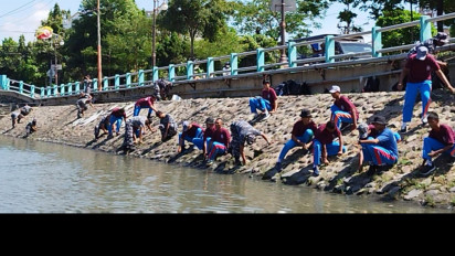 5000 Prajurit TNI AL Bersihkan Bantaran Sungai Kalimas, Surabaya, Sambut HUT RI ke 77