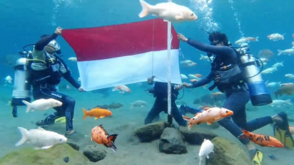 Peringati Hari Kemerdekaan ke 77, Umbul Ponggok Adakan Upacara Bendera Merah Putih Didalam air