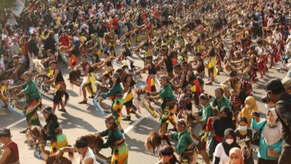 Spektakuler! Ribuan Orang Flashmob Menari Jaran Kepang di Simpang Lima Semarang