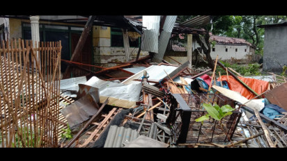 Puting Beliung Terjang Bangkalan, Madura, Sejumlah Rumah Roboh dan Pohon Tumbang