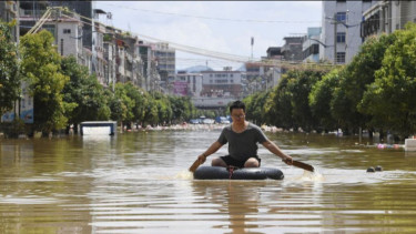 Kota Wisata Pengzhou China Dilanda Banjir Bandang, Tujuh Orang Tewas