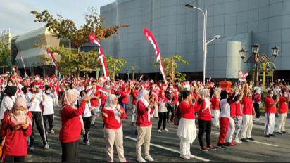 Meriahkan Hut RI Ke-77, Pemkab Magetan Gelar Senam Massal dan Berbagi 2500 Bendera Merah Putih ke Warga
