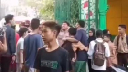 Detik-detik Anak SMA Dikeroyok Puluhan Pemuda di Kampus UISU