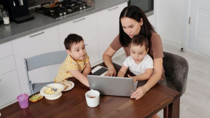 Orang Tua Perlu Memahami "Digital Parenting"