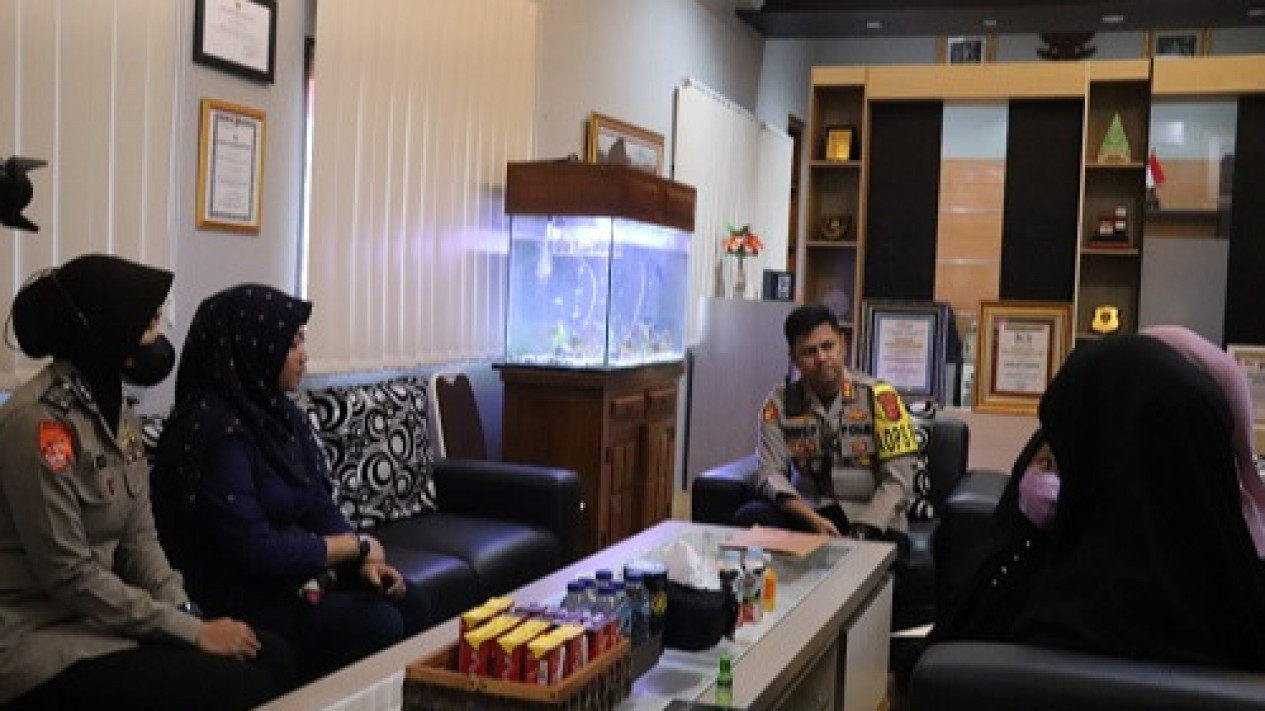 Utamakan Rasa Kemanusiaan, Kapolres Sukabumi Bantu Biaya Persalinan Istri Tahanan
            - galeri foto