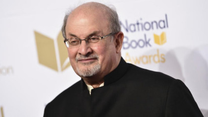 Kondisi Salman Rushdie Mulai Membaik dan Sudah Dapat Berbicara