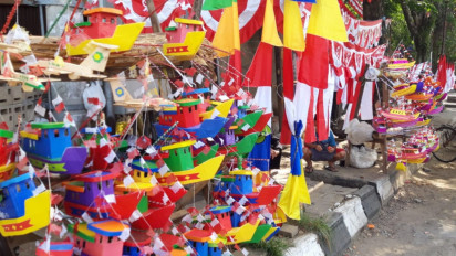 Semarak Sambut HUT RI, Jalan Merdeka Kota Palembang Ramai Penjual Mainan Telok Abang