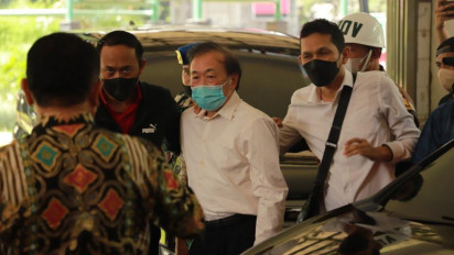 Momen Surya Darmadi Dijemput dan 'Diseret' Masuk Gedung Kejaksaan Agung