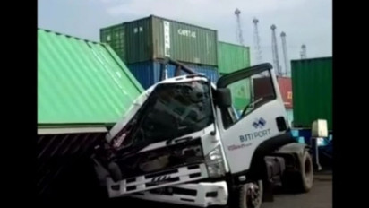 Tragis, Sopir Truk Tewas Tertimpa Kontainer yang Terlepas Saat Bongkar Muat