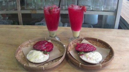 Sambut Kemerdekaan, Pedagang Di Banjarnegara Membuat Kreasi Kuliner Unik Serabi Merah Putih Dan Jus Bendera