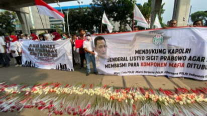 Dukung Penuntasan Kasus Pembunuhan Brigadir J, Polisi Terima Bunga dari Aliansi Masyarakat Cinta Polisi