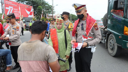 Meriahkan Hari Kemerdekaan RI ke-77, Polres Pelabuhan Belawan Mengenakan Pakaian Adat dan  Bagikan 3.000 Bendera Merah Putih