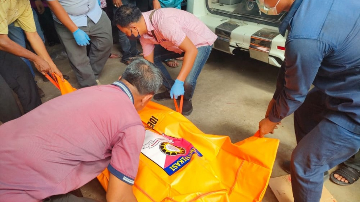 Buat Geger Warga Batanghari, Mayat Lelaki Ditemukan di Teras Rumah
            - galeri foto