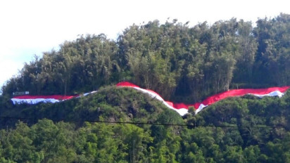 Warga dan Polres Ngada Bentangkan Bendera Merah Putih Raksasa Sepanjang 200 Meter