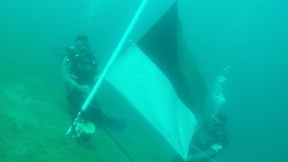 Brimob Polri Dan TNI Brigif 11 Badik Sakti Parepare Kibarkan Sang Merah Putih di Ketinggian dan Dasar Laut