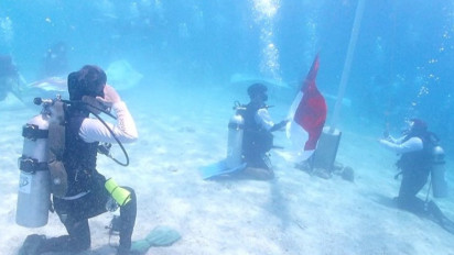 25 Penyelam Gelar Upacara Bendera Bawah Laut Semarakkan HUT RI ke 77