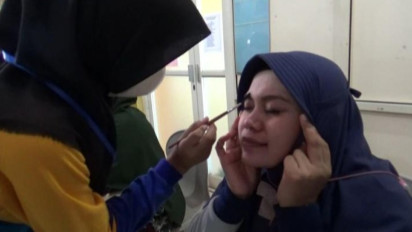 Meriahkan HUT RI Ke-77, Siswi SD di Surabaya Ikuti Lomba Rias Wajah Guru