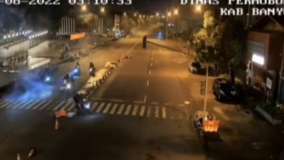 Terekam CCTV Alun-Alun Banyumas, Gerombolan Gangster Bermotor Ganggu Warga Sebar Teror