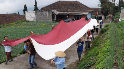 HUT Kemerdekaan RI, Petani Lereng Gunung Merbabu Bentangkan Bendera Merah Putih Ukuran Raksasa