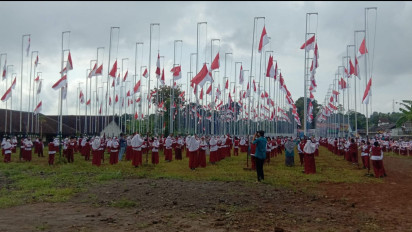 HUT RI ke 77, Siswa SD Muhammadiyah di Salatiga Serentak Kibarkan Ratusan Bendera Merah Putih