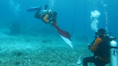 Personel Basarnas, Bentangkan Bendera Merah putih di Pantai Jiko malamo Ternate